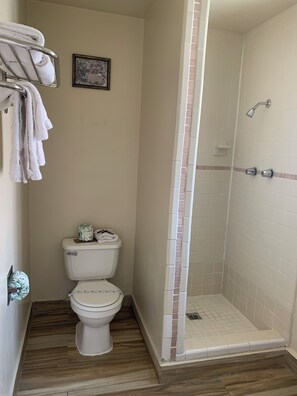 Hair dryer, towels, soap, shampoo - Jerrys Motel (Oakdale)