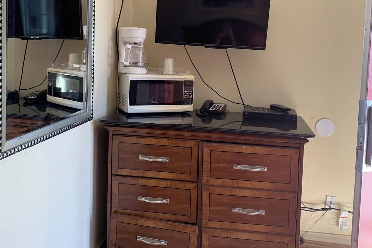 Basic Single Room | Iron/ironing board