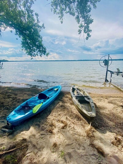 1 acre lake front 4 bedroom home on Buffalo Lake close to Downtown shops. 
