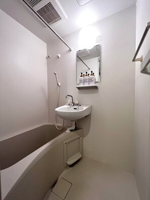 Een douche, een haardroger, een bidet, handdoeken