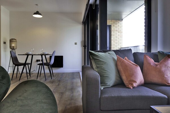 TV, offices - Fabulous 1 Bedroom Apartment in Ashford (Ashford)