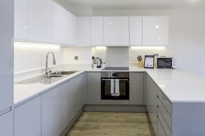 Fridge, microwave, oven, stovetop - Stylish 1 Bedroom Apartment in Central Ashford (Ashford)