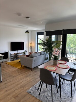 TV, offices - Stylish 1 Bedroom Apartment in Central Ashford (Ashford)