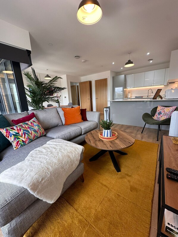 TV, offices - Stylish 1 Bedroom Apartment in Central Ashford (Ashford)