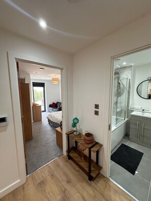 1 bedroom, desk, iron/ironing board, WiFi - Stylish 1 Bedroom Apartment in Central Ashford (Ashford)