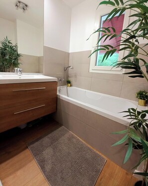 Dusche, Haartrockner, Seife, Shampoo