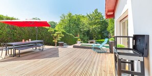 Outdoor dining - Belle Maison Moderne Piscine (Bassussarry)
