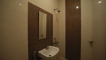 Deluxe-værelse | Badeværelse | Bruser, brusehoved med spredningseffekt, håndklæder, Sæbe