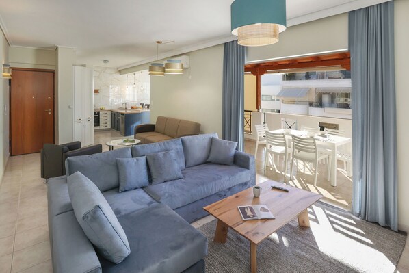 Living area - Luminous Penthouse big veranda by GHH (Athens)