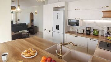 Family Apartment, 2 Bedrooms, City View | Private kitchen