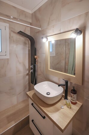 Shower, hair dryer, towels, soap - Luminous Penthouse big veranda by GHH (Athens)
