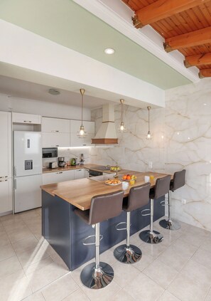 Private kitchen - Luminous Penthouse big veranda by GHH (Athens)