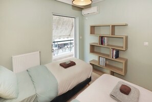 2 bedrooms, desk, laptop workspace, iron/ironing board - Luminous Penthouse big veranda by GHH (Athens)