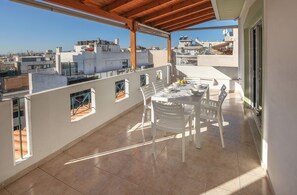 Balcony - Luminous Penthouse big veranda by GHH (Athens)
