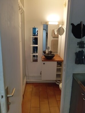 ヘアドライヤー、タオル、トイレットペーパー