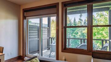 TV, lareira, aparelho de som, escritórios