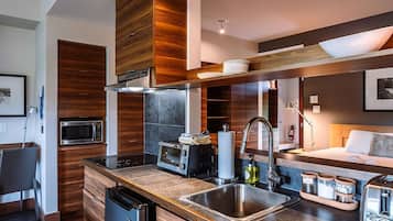 Geladeira, micro-ondas, fogão, cooktop