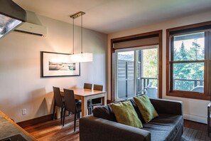 TV, fireplace, stereo, offices - Lakefront, Mountain View - Resort Access Loft (Lac-Supérieur)