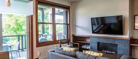 Televisión, chimenea, estéreo y oficina