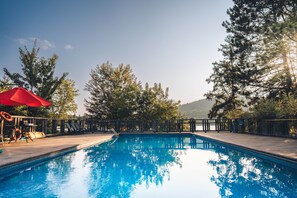 Pool - Lakefront, Mountain View - Resort Access Loft (Lac-Supérieur)