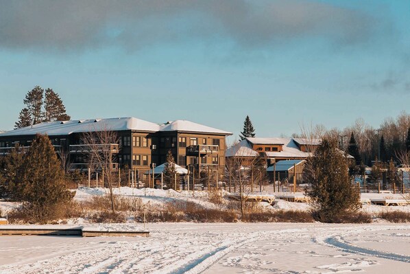 Exterior - Lakefront, Mountain View - Resort Access Loft (Lac-Supérieur)