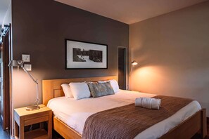 Iron/ironing board, WiFi, bed sheets - Lakefront, Mountain View - Resort Access Loft (Lac-Supérieur)