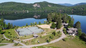 Una proprietà sul lago con campi da tennis, una casa per gli ospiti e un molo.
