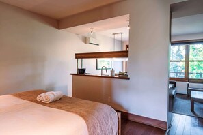 Iron/ironing board, WiFi, bed sheets - Lakefront, Mountain View - Resort Access Loft (Lac-Supérieur)