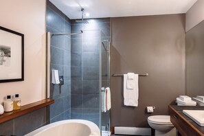 Shower, hair dryer, towels - Lakefront, Mountain View - 1 Bedroom Resort Suite (Lac-Supérieur)