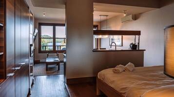 Tabla de planchar con plancha, wifi y ropa de cama