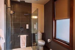 Een douche, een haardroger, handdoeken