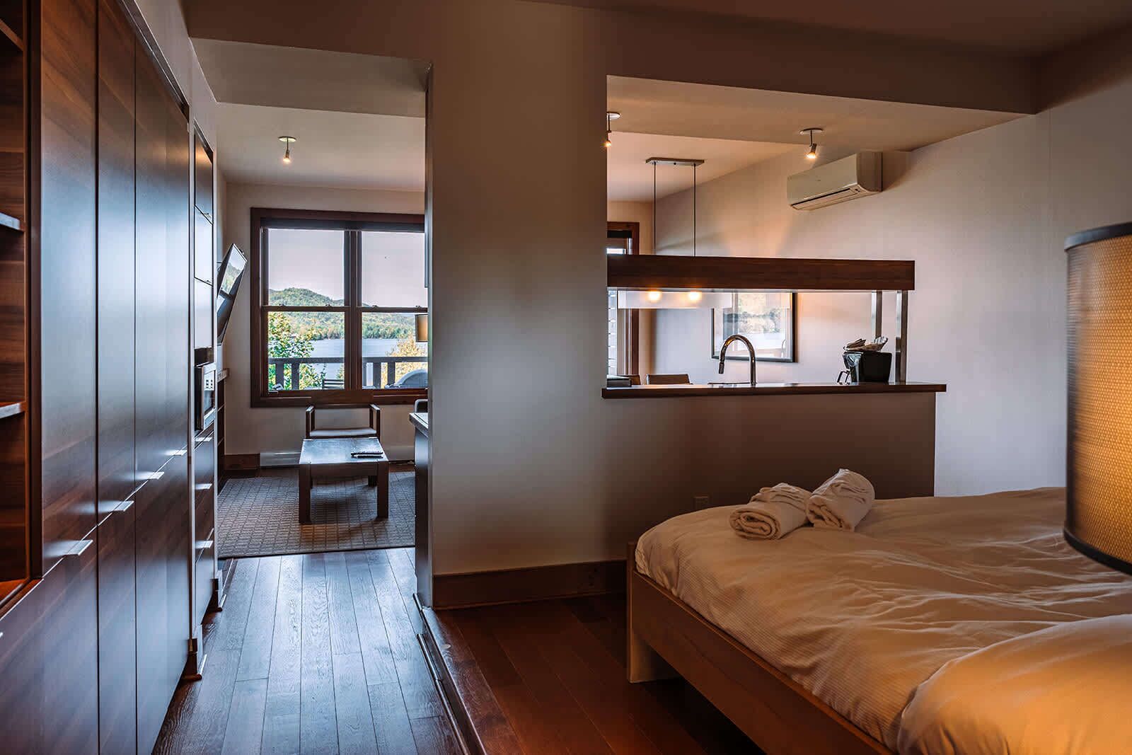 Lakefront, Mountain View - Resort Loft - Quebec