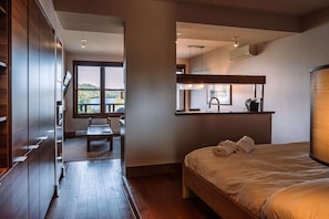 Een strijkplank/strijkijzer, wifi, beddengoed