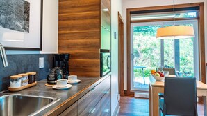 Wasserkocher mit Kaffee-/Teezubehör, Kühlschrank, Mikrowelle, Herdplatte
