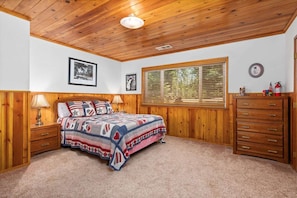 4 bedrooms, free WiFi, bed sheets - This house is a 4 bedroom(s), 2.5 bathrooms, located in Shaver Lake, CA. (Shaver Lake)