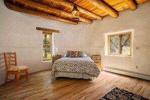 3 bedrooms, desk, iron/ironing board, WiFi - Casa Andalucia by Velo (Taos)