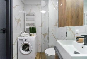 Dusche, Haartrockner, Handtücher