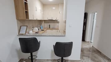 Comfort Studio, Balcony | Dapur peribadi | Peti sejuk, dapur
