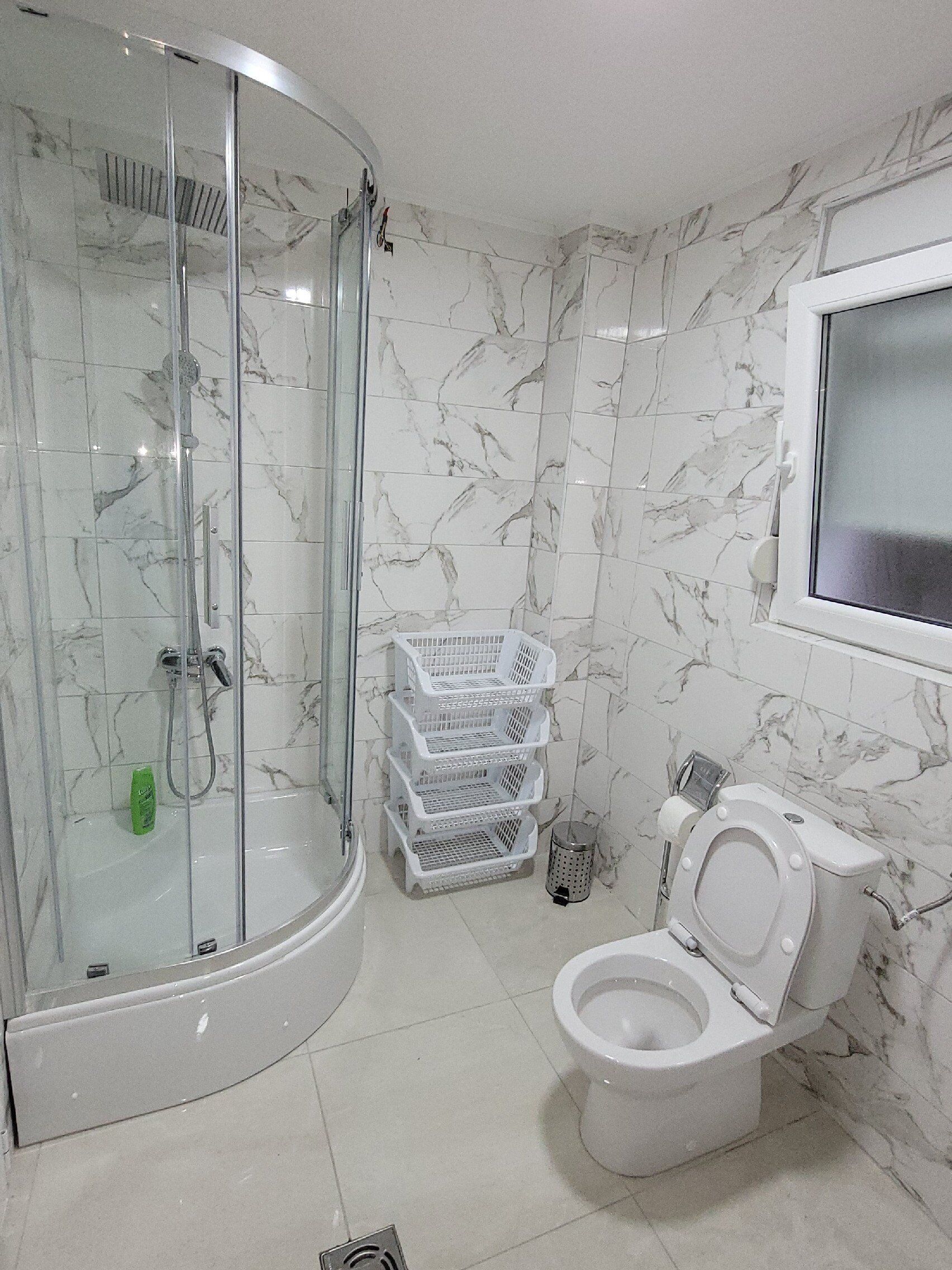Studio Supérieur, balcon, vue mer | Salle de bain | Douche, sèche-cheveux, peignoirs, serviettes fournies
