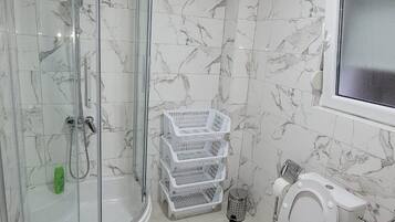 Studio Supérieur, balcon, vue mer | Salle de bain | Douche, sÚche-cheveux, peignoirs, serviettes fournies