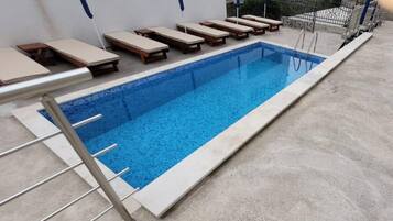 Kolam renang terbuka bermusim