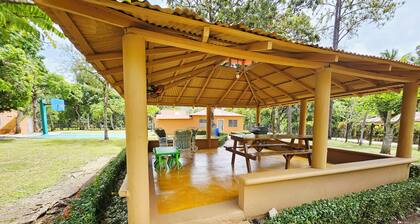 4 Bdrm/3 bath Villa AC/Wi-Fi/Cable/
Gazebo/BBQ/up to 15 ppl