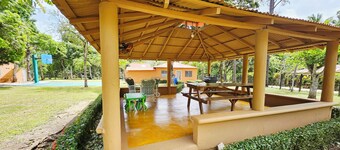 4 Bdrm/3 bath Villa AC/Wi-Fi/Cable/
Gazebo/BBQ/up to 15 ppl