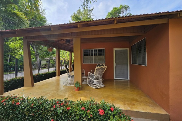 Villa entrance & galería