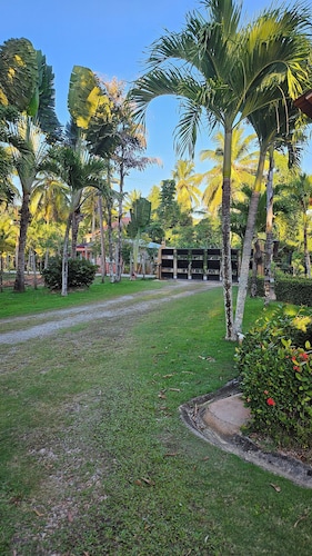 4 Bdrm/3 bath Villa AC/Wi-Fi/Cable/
Gazebo/BBQ/up to 15 ppl