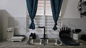 Fridge, oven, stovetop, coffee/tea maker