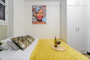 2 bedrooms, iron/ironing board, WiFi, bed sheets