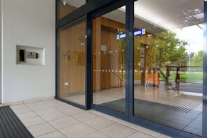 المنشأة من الخارج