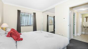 2 bedrooms, desk, iron/ironing board, WiFi