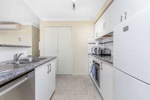 Fridge, microwave, oven, stovetop - Perth Family Getaway| Pool & Parking (Perth)